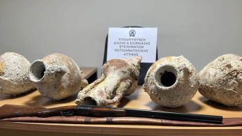 Πέντε ενάλιοι αμφορείς μεγάλης αξίας εντοπίστηκαν εντός οχήματος 53χρονου (video)