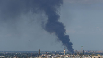 Σε εξέλιξη η φωτιά σε εργοστάσιο πλαστικών στη Ριτσώνα - Μήνυμα 112 στους κατοίκους (video)