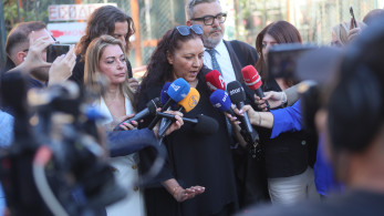 Εκτός ελέγχου η δίκη για τη Γρίβα: πέταξε μπουκάλι στον συνάδελφό του ο συνήγορος υπεράσπισης Εκτός ελέγχου η δίκη για τη Γρίβα: πέταξε μπουκάλι στον συνάδελφό του ο συνήγορος υπεράσπισης