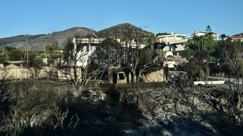 Η επόμενη μέρα από τη φωτιά στην Παλαιά Φώκαια: καμένα σπίτια και πολλές ζημιές