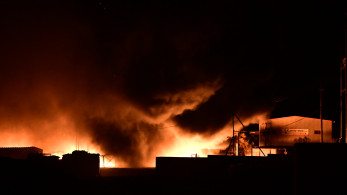 Φωτιά σε εργοστάσιο στα Μέγαρα: Αποπνικτική η ατμόσφαιρα - Μήνυμα του 112 «κλείστε πόρτες και παράθυρα»  (video)