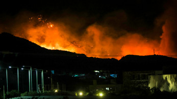 Ανεξέλεγκτη φωτιά στην Ιεράπετρα – Σκληρή μάχη για το πευκοδάσος στη Χαλκιδική