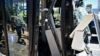 «Ακυβέρνητο» λεωφορείο διένυσε 150 μέτρα και έπεσε σε περίφραξη κτηρίου στη Βουλιαγμένης