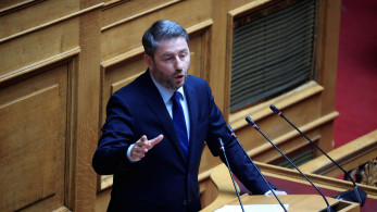 Πολιτική σπέκουλα και ειρωνείες: ο Ανδρουλάκης αναζητεί ρόλο με κραυγές και καφενειακές εκφράσεις