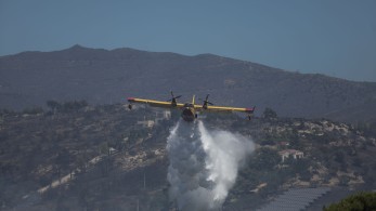 Φωτιά στην Τήνο - Επιχειρούν δύο αεροσκάφη και ένα ελικόπτερο