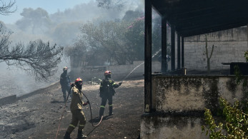 Καλύτερη η εικόνα της φωτιάς στο Κορωπί - Ζημιές σε σπίτια, τουλάχιστον ένα κάηκε ολοσχερώς (video)