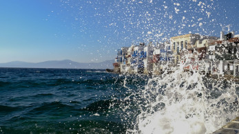 Ακόμη και τροχόσπιτο σήκωσαν οι θυελλώδεις άνεμοι στη Σαντορίνη (video)