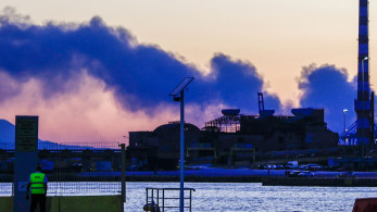 Φωτιά σε εργοστάσιο στα Μέγαρα: Μήνυμα 112 για κλειστές πόρτες και παράθυρα, μαύροι καπνοί στην περιοχή (video)