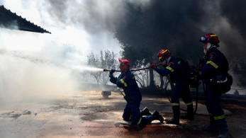 Καίει σπίτια η φωτιά στην Παλαιά Φώκαια - Μηνύματα του 112 για εκκενώσεις, κλειστή η Σουνίου (video)