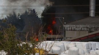 Μαίνεται η φωτιά στη Σίνδο Θεσσαλονίκης - Πυκνοί μαύροι καπνοί, μήνυμα 112 (video)