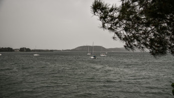 Τρομακτικό βίντεο από Τήνο: ιστιοφόρο παλεύει με 8 μποφόρ και άγρια κύματα