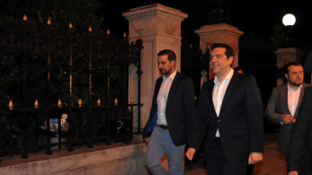 Η μεγάλη ανατριχίλα του 2015: η Ελλάδα αντιμετωπίζει την άβυσσο και ο ΣΥΡΙΖΑ κάνει πρόβες με νταούλια