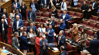 Βουλή: Με σόου της αντιπολίτευσης ξεκίνησε η ψηφοφορία επί της Προανακριτικής για τον ΟΠΕΚΕΠΕ