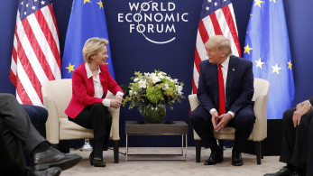 Προσωρινό «μπάλωμα» στις σχέσεις ΕΕ–ΗΠΑ με δασμούς 15% και πολλές εκκρεμότητες