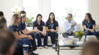 Μητσοτάκης στις παγκόσμιες πρωταθλήτριες του πόλο: «Η εικόνα που κρατώ είναι ο εθνικός ύμνος»