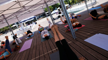 Κίνημα Δημοκρατίας: βραδιά γιόγκα σε πλαζ του Πειραιά