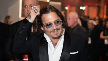 Ο Τζόνι Ντεπ τώρα και... ζωγράφος -  Αφιέρωση στην κόρη του ανάμεσα στα έργα της έκθεσης «Let the Light In»