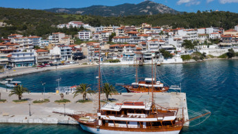 Πυρκαγιά σε γιοτ με ξένη σημαία στη μαρίνα Νικήτης – Βύθιση σκάφους στη Διάπορο Χαλκιδικής