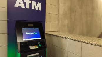 Πώς η νέα τροπολογία Πιερρακάκη καταργεί τις χρεώσεις ΑΤΜ και φέρνει 5 μεγάλες ελαφρύνσεις στους καταναλωτές