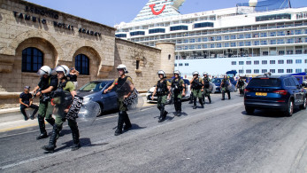 Χορεύοντας με σημαίες: Ηχηρή παρουσία Ισραηλινών τουριστών στη Ρόδο – μακριά από κραυγές μίσους (video)