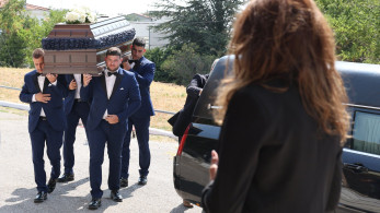 Το τελευταίο αντίο στον Δημήτρη Ζαρζαβατσίδη - Συντετριμμένη η Βούλα Πατουλίδου Το τελευταίο αντίο στον Δημήτρη Ζαρζαβατσίδη - Συντετριμμένη η Βούλα Πατουλίδου