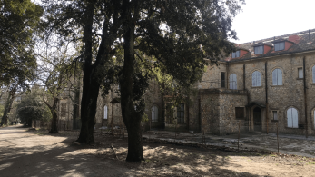 ΥΠΠΟ: Αναβίωση της ιστορίας και της φύσης στο Τατόι – Εικόνες από το έργο ανασύνταξης του περιβάλλοντος χώρου