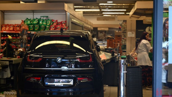 Νίκαια: αυτοκίνητο έπεσε σε σούπερ μάρκετ - Τρεις τραυματίες