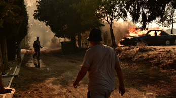 Αττική: Επεκτείνεται το πύρινο μέτωπο σε Δροσοπηγή και Κρυονέρι - Τουλάχιστον 3 σπίτια έχουν καεί (video)