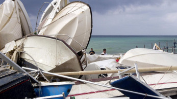 Ανεμοστρόβιλος σκόρπισε τον τρόμο σε παραλία της Ιταλίας - Κόσμος τρέχει να σωθεί (video)