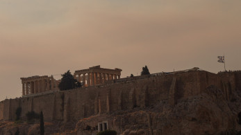 Φωτιά στο Κρυονέρι: οι καπνοί έφτασαν στην Ακρόπολη - Καλύτερη η εικόνα, πέφτει η ένταση του ανέμου