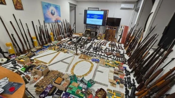 Οπλοστάσιο-σοκ στο Κιάτο: Πάνω από 170 όπλα και 15.500 φυσίγγια στο σπίτι απόστρατου της Πολεμικής Αεροπορίας (video)