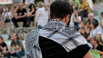 Οι στολές του μίσους αλλάζουν, το δηλητήριο μένει