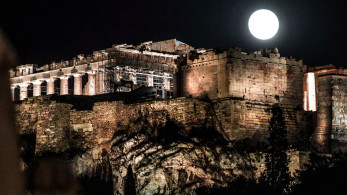 Αυγουστιάτικη πανσέληνος κάτω από την Ακρόπολη - Μια νύχτα που μύριζε αιωνιότητα Αυγουστιάτικη πανσέληνος κάτω από την Ακρόπολη - Μια νύχτα που μύριζε αιωνιότητα