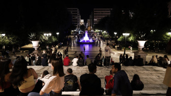 Μπάλες, μπίρες και όνειρα: όταν οι νέοι «μετακομίζουν» στις πλατείες Μπάλες, μπίρες και όνειρα: όταν οι νέοι «μετακομίζουν» στις πλατείες