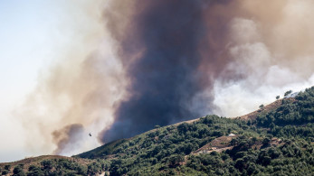 Χίος: σε εξέλιξη επιχείρηση απεγκλωβισμού πολιτών από παραλίες λόγω της φωτιάς (video)