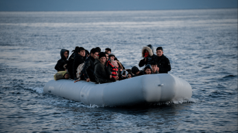 Πας να βοηθήσεις μια βάρκα με παράνομους μετανάστες και σε βγάζουν ρατσιστή