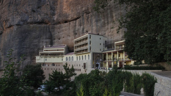 Σε αργία ο ηγούμενος της Μονής Μεγάλου Σπηλαίου - Πώς πιάστηκε να πουλά τα θρησκευτικά κειμήλια