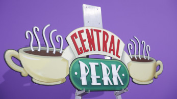 «Τα Φιλαράκια» αποκτούν ξανά το στέκι τους στη Νέα Υόρκη - Καφέδες με ονομασία από θρυλικές ατάκες (video)