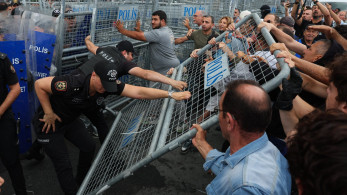 Επεισόδια στα γραφεία του CHP στην Κωνσταντινούπολη - Συγκρούσεις βουλευτών με την αστυνομία