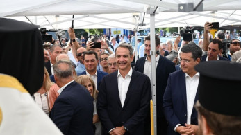 Η περιοδεία Μητσοτάκη στη ΔΕΘ: από τη Formula 1 και την μπίρα, στη φανέλα της Εθνικής και το τεστ στο AI (video)