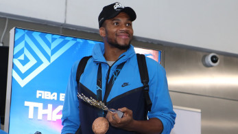 Ο δικός μας Γιάννης Αντετοκούνμπο: από τα Σεπόλια στο ΝΒΑ με μια σημαία στα χέρια