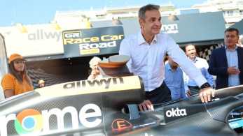 ΔΕΘ: το μονοθέσιο της Formula 1 της McLaren τράβηξε το ενδιαφέρον του πρωθυπουργού (photos & video)