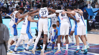 «Και με μάτια κλειστά, τραγουδούμε αγκαλιά, Εθνική Ελλάδος γεια σου...»