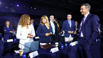 Πηγαδάκι Μητσοτάκη με δημοσιογράφους: αισιοδοξία, Eurobasket και… πεθερές