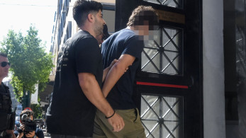 Υπογραφές για τους εμπρηστές, συνθήματα για τις στάχτες