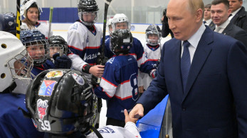 Πούτιν πριν συναντήσει τον Τραμπ: επιθεώρησε εργοστάσιο, είδε προπόνηση χόκεϊ, κατέθεσε λουλούδια σε μνημείο