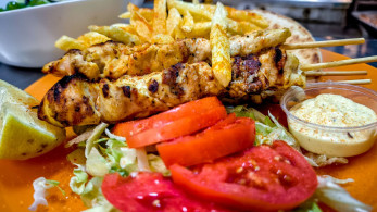 Σουβλάκι: Ποιο είναι το κόστος για τις πρώτες ύλες; (video)