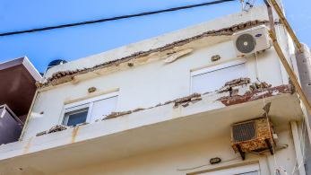 Κατέρρευσε μπαλκόνι σε κεντρικό δρόμο στο Λαύριο - Προκλήθηκαν υλικές ζημιές