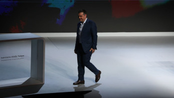 Τσίπρας, ο αντισυστημικός: ένας 51χρονος ημιπιτσιρικάς ψάχνει κύμα αγανακτισμένων Τσίπρας, ο αντισυστημικός: ένας 51χρονος ημιπιτσιρικάς ψάχνει κύμα αγανακτισμένων