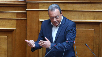 Φάμελλος: ο πρόεδρος που ψάχνει ρόλο μέσα στο απόλυτο κενό